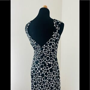 MAGGY LONDON BLACK AND WHITE FLORAL DRESS-gorgeous and flattering!!